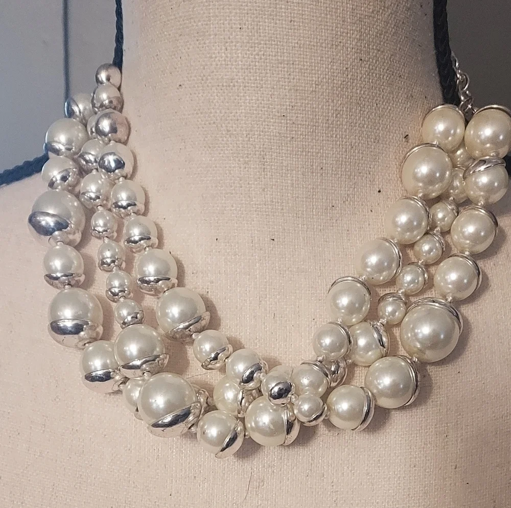 White And Silver Tone Faux Pearl Necklace 9